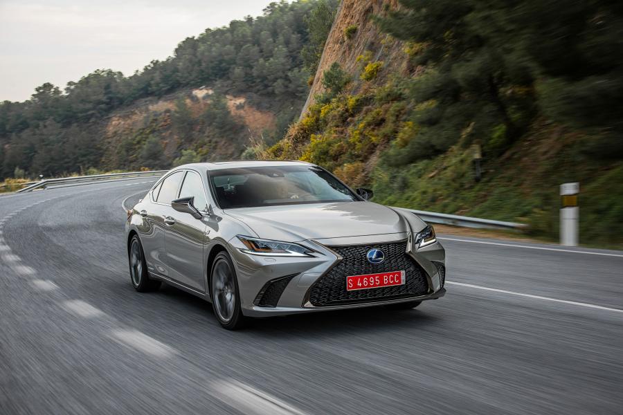  Lexus ES300h F-Sport 2018 года  (WW) (фото 36 из 46)